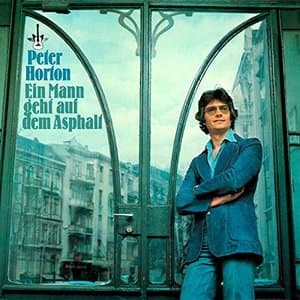 Ein Mann geht auf dem Asphalt